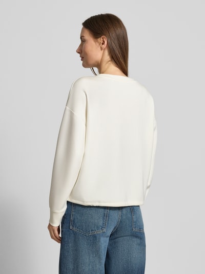 Vrouwenmodel draagt Sweatshirt met Bändel und Frontprint van Christian Berg Woman, oversized, materiaalmix met modal, ronde hals, Ganzkörperansicht Rückansicht.