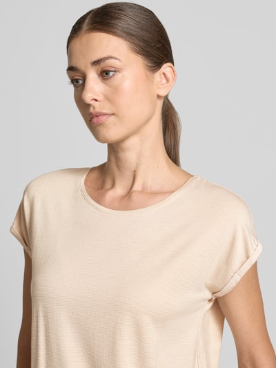 Vrouwenmodel draagt Loose Fit T-shirt uit viscose-mix model 'LAVA' van VERO MODA in beige met fijne textuur, close-up bovenlichaam.