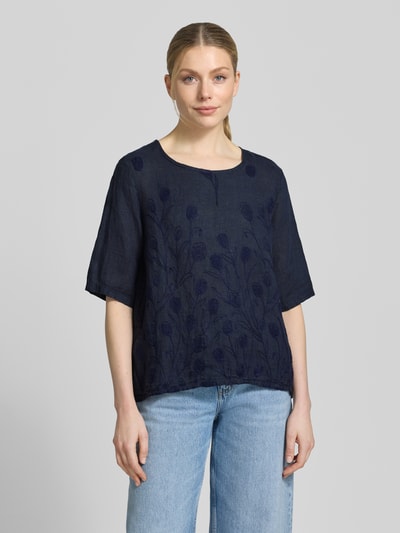 Vrouwenmodel draagt donkerblauw Blusenshirt met Stitchings Modell 'No44raa' van ZABAIONE, relaxed fit, ronde hals, halve mouw, textuur met bloemenpatroon, vooraanzicht bovenlichaam.