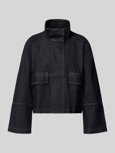 Produktfoto, dunkelblaue Jeansjacke mit Stehkragen Modell 'JENNA' von MANGO aus reiner Baumwolle, Relaxed Fit, sichtbare Knöpfe und Pattentaschen.