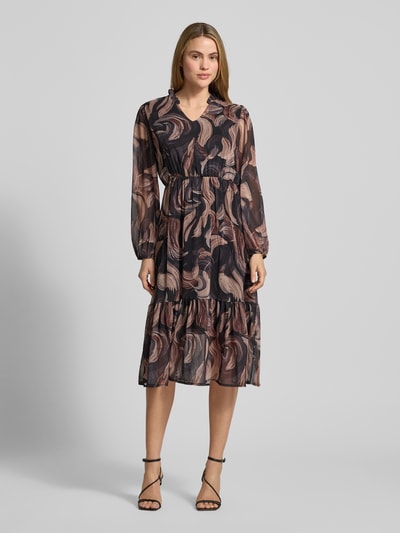 Vrouwenmodel draagt Midikleid met V-hals model 'Za44raa' van ZABAIONE, A-lijn, stufen-look, donkere kleuren, Ganzkörperaanzicht van voren.