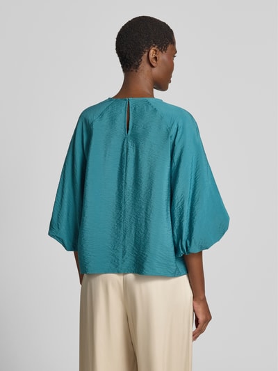 Frauenmodel trägt Regular Fit Bluse aus Viskose-Mix mit 3/4-Arm von Christian Berg Woman in Blau, strukturierte Textur, Rückenlänge 56 cm, Ganzkörperansicht Rückansicht.