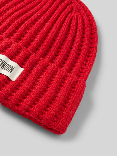 Produktfoto, Strickmütze mit Alpaka-Anteil und Label-Patch Modell 'CORNIE' von DRYKORN in leuchtendem Rot, grobe Rippenstruktur, Material-Mix mit breitem Umschlag, Nahaufnahme, Damenaccessoire