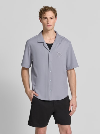 Męskimodel nosi Relaxed Fit Freizeithemd aus Viskose-Mix Modell 'ST_UNION S' od BOSS Green, jasnoszara koszula casualowa, gładka tekstura, Ganzkörperansicht von vorne