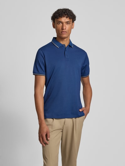 Männermodel trägt Modern Fit Poloshirt mit Logo-Print Modell 'Keep Dry' von RAGMAN aus Baumwoll-Mix in Blau, Ganzkörperansicht von vorne. Rückenlänge bei Größe M: 28 cm, Polokragen, kurze Knopfleiste, für Herren.