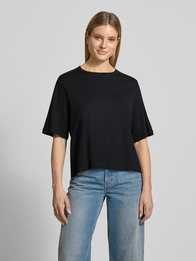 Frauenmodel trägt Boxy Fit T-Shirt aus Bio-Baumwolle Modell 'Derby' von Soyaconcept in Schwarz, lockere Form, Rundhalsausschnitt, Rückenlänge 57 cm bei Größe S, Damen T-Shirt, Ganzkörperansicht von vorne.