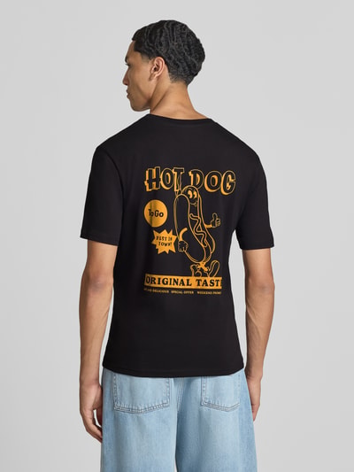 Męski t-shirt Regular Fit T-Shirt aus reiner Baumwolle Modell 'BREWY' von JACK & JONES, czarna bawełna, nadruk z napisem, Długość tyłu w rozmiarze M: 68 cm, widok całej sylwetki z tyłu