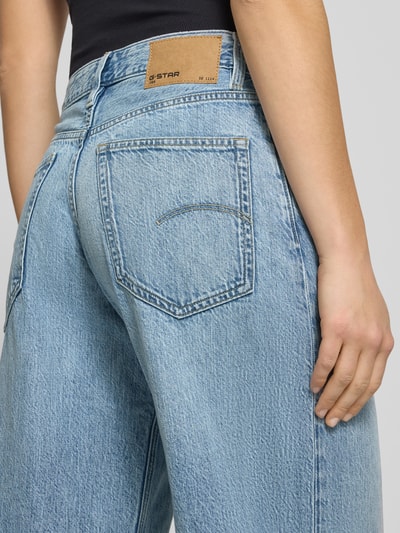 Frauenmodel trägt Wide Leg Jeans Modell 'Roxx' von G-Star Raw in heller Waschung, reine Baumwolle, Eingrifftaschen, Nahaufnahme Rückansicht.