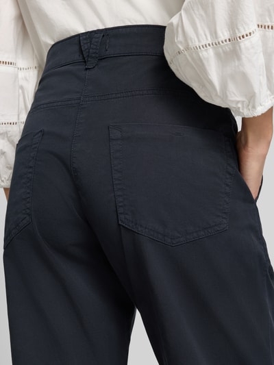 Frauenmodel trägt Hose in verkürzter Passform Modell 'EBBY' von MAC aus Baumwoll-Elasthan-Mix, Detailaufnahme Rückansicht.