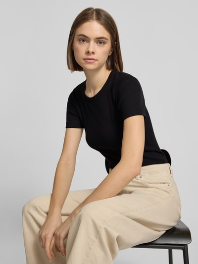 Frauenmodel trägt T-Shirt mit geripptem Rundhalsausschnitt Modell 'FRANKIE' von JJXX in Schwarz, Slim Fit, Nahaufnahme Oberkörper.