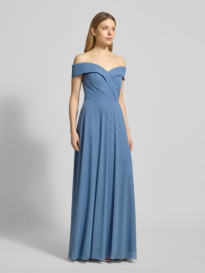 Frauenmodel trägt Abendkleid im Off-Shoulder-Look von TROYDEN COLLECTION in Hellblau, A-Linie, Maxikleid, glatte Struktur, Ganzkörperansicht von vorne. Rückenlänge bei Größe 36: 146 cm, Brustweite bei Größe 36: 34 cm.