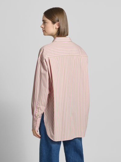 Frauenmodel trägt Relaxed Fit Bluse mit Brusttasche von JJXX, Modell JAMIE, Reine Baumwolle, gestreift, Rückenlänge 78 cm, Ganzkörperansicht Rückansicht.