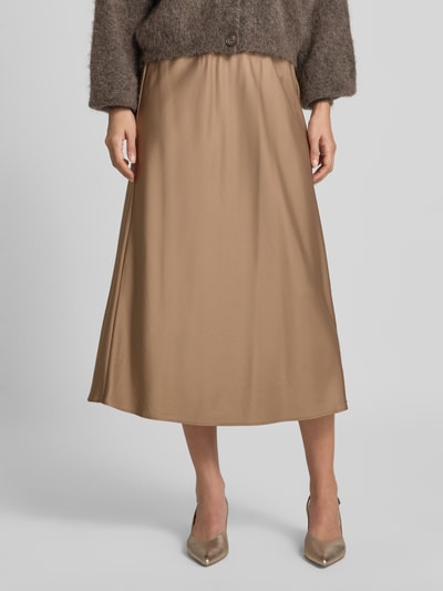 Frauenmodel trägt Midirock aus Satin mit elastischem Bund von Milano Italy, A-Linie, beige glänzend, Ganzkörperansicht von vorne.