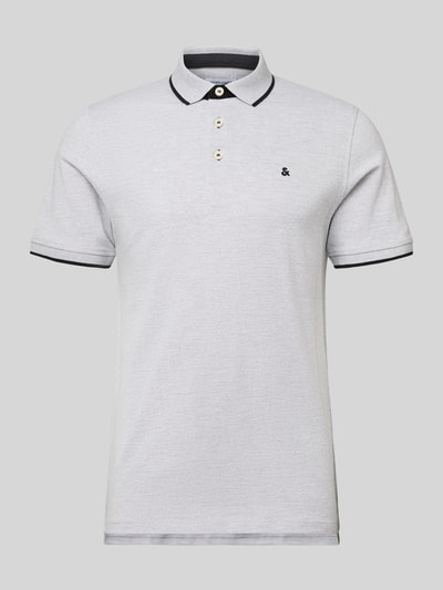 Produktfoto, Slim Fit Poloshirt mit Viskose-Anteil Modell 'Paulos' von JACK & JONES, Baumwoll-Mix, hellgrau, Polokragen, Kurzärmeliges Design, Logo-Stitching, Rückenlänge bei Größe M 72 cm