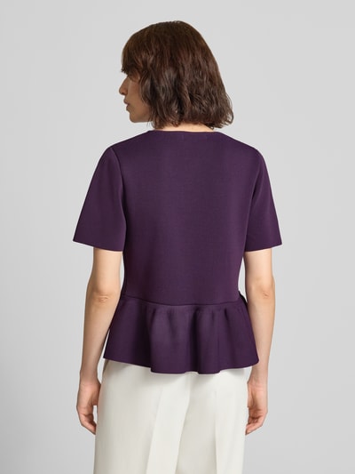 Frauenmodel trägt Cardigan aus Viskose-Mix mit Schößchen von Rich & Royal in Dunkellila, taillierter Schnitt, Kurzarm, Rückansicht, Nahaufnahme Oberkörper.