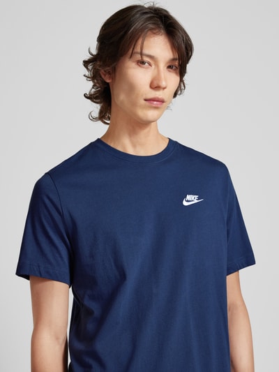 Nike T-shirt z wyhaftowanym logo Granatowy 3