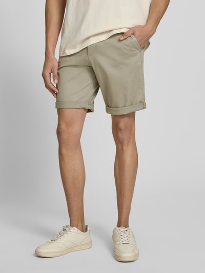 Männermodel trägt Regular Fit Shorts mit Eingrifftaschen Modell 'BOWIE' von Jack & Jones aus Baumwoll-Elasthan-Mix in Beige, Umschlag, Ganzkörperansicht von vorne. Kontext: Herren Shorts, Bundweite 43 cm, Innenbeinlänge 26 cm.