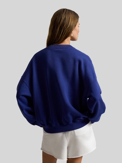 Vrouwenmodel draagt Regular Fit Sweatshirt aus Baumwoll-Mix van Polo Ralph Lauren in uni blauw, sweatmateriaal, rugaanzicht.