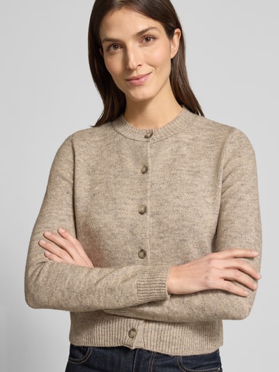 Frauenmodel trägt Regular Fit Cardigan mit Woll-Anteil Modell 'Nekka' von Mango, beige meliert, Rundhalsausschnitt, Nahaufnahme Oberkörper.