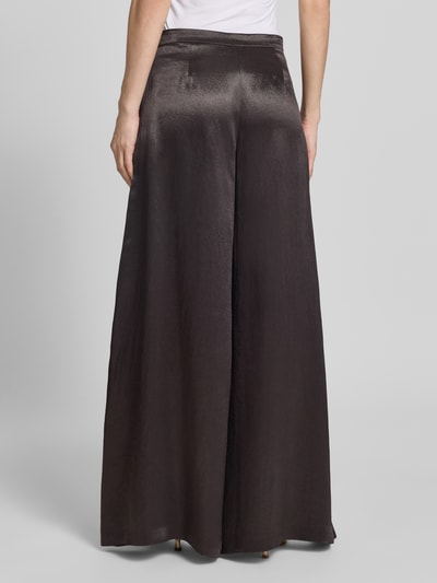 Frauenmodel trägt Regular Fit Weite HOSE mit Nahtreißverschluss Modell 'TORCAIN' von BOSS, Optik: Unifarben, Materialverarbeitung: Twill, Ganzkörperansicht Rückansicht.