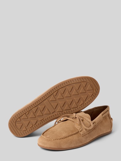 Produktfoto, Loafer aus echtem Leder mit Zierschleife von INUOVO in Beige, abgerundete Passform, glatte Sohle, Absatzhöhe 1 cm, Schafthöhe 6 cm, Schaftweite 11 cm