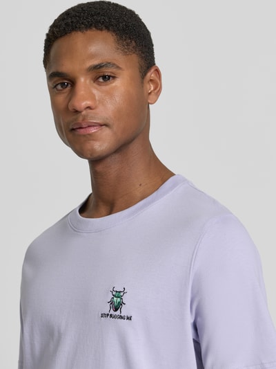 Männermodel trägt T-Shirt mit Stitching und Rundhalsausschnitt von Lindbergh aus Reine Baumwolle, Slim-Fit, Rückenlänge 71 cm, Nahaufnahme Oberkörper.