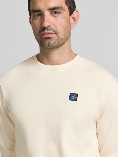 Männermodel trägt Sweatshirt mit Label-Badge und Rundhalsausschnitt van Scotch & Soda, puur katoen, regular fit, nahaufnahme oberkörper