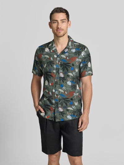 Männermodel trägt Regular Fit Freizeithemd aus reiner Viskose von Tom Tailor mit grafischem Allover-Muster, Resortkragen, kurzarm, Frontansicht Oberkörper.