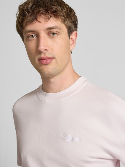 Männermodel trägt Oversized T-Shirt mit Label-Stitching von Pegador aus reiner Baumwolle, Rundhalsausschnitt, Nahaufnahme Oberkörper.