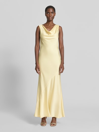 Frauenmodel trägt Abendkleid mit Wasserfall-Ausschnitt von Swing aus gelbem Satin, Maxikleid, Körpernaher-Schnitt, Ganzkörperansicht von vorne. Rückenlänge 130 cm, Brustweite 32 cm, Größe 36.