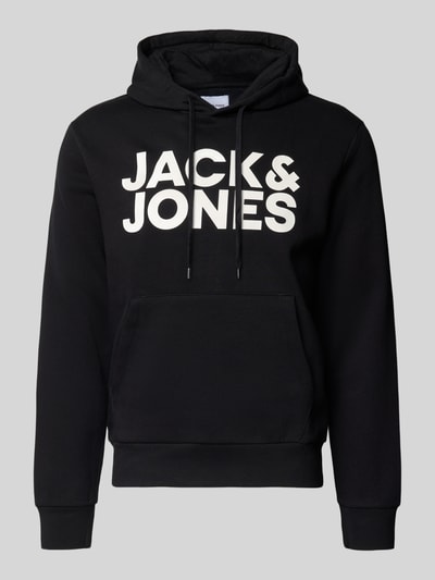 Produktfoto, Hoodie mit Label-Print und Känguru-Tasche von Jack & Jones in Schwarz, Baumwoll-Mix, Regular Fit, weiße Schrift, Vorderansicht