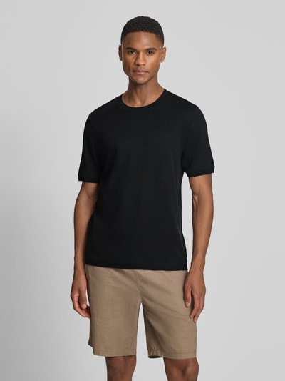 Männermodel trägt Regular Fit T-Shirt mit Rundhalsausschnitt Modell 'Badi' von CINQUE, Reine Baumwolle, elastische Ärmelabschlüsse, Herren T-Shirt, Ganzkörperansicht von vorne.
