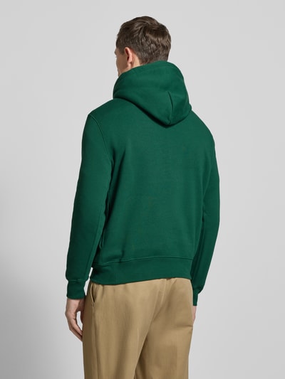 Männermodel trägt Regular Fit Hoodie aus Baumwoll-Mix von Polo Ralph Lauren, Optik: Unifarben grün, Ganzkörperansicht Rückansicht