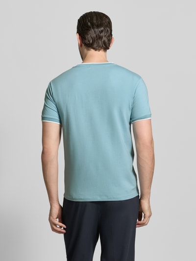 Männermodel trägt T-Shirt mit Rundhalsausschnitt und Kontraststreifen von Manuel Ritz, Slim Fit, hellblau, Rückansicht, Ganzkörperansicht