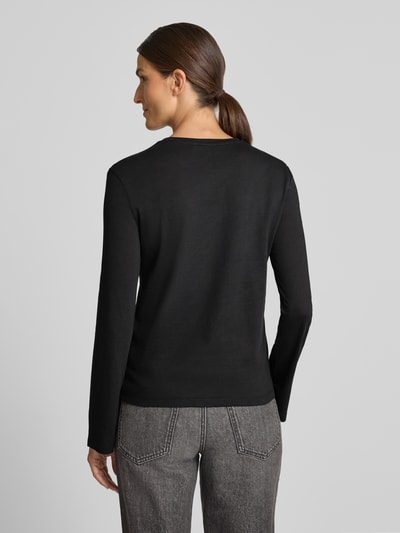 Vrouwenmodel draagt Regular Fit Longsleeve met Label-Stitching van Liu Jo White, puur katoen, ronde hals, ruglengte maat S 57 cm, zwart, ganzfiguur achteraanzicht.