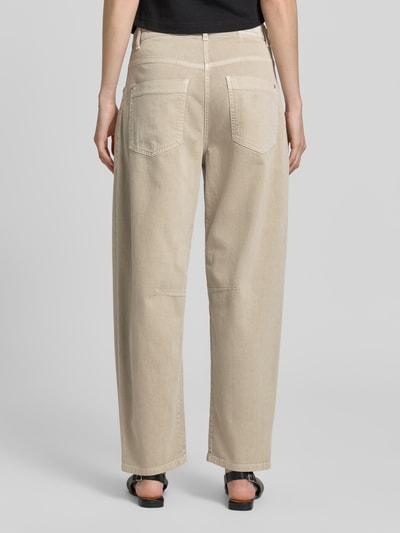 Kobieta prezentuje jeansy Barrel Fit Jeans aus Baumwoll-Mix Modell 'OCEAN' od Cambio, jednokolorowy beż, mieszanka bawełny, 5 kieszeni, szlufki na pasek, naszywka z logo, zapięcie na guzik i ukryty zamek błyskawiczny, denim, widok całej sylwetki z tyłu.