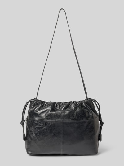 Produktfoto, schwarze Leder-Pouch mit glänzender Oberfläche, Raffungen, Hauptfach mit Tunnelzug, schmaler Schulterriemen, Modell 'Lya' von LIEBESKIND BERLIN, Maße: Breite 41 cm, Länge 30 cm, Tiefe 11 cm, Schulterriemen 98 cm.