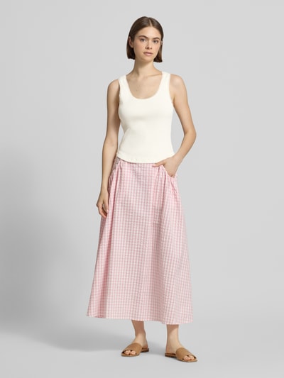 Frauenmodel trägt Tanktop in Ripp-Optik Modell 'Jolie' von OH APRIL aus Baumwoll-Elasthan-Mix, Slim-Fit, Spitze, Ganzkörperansicht von vorne.