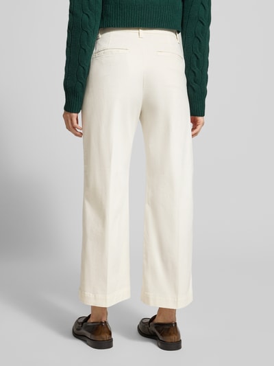 Frauenmodel trägt Cropped Chino mit Paspeltaschen am Gesäß von Polo Ralph Lauren, Baumwoll-Mix mit Stretch-Anteil, Wide Leg, Ganzkörperansicht Rückansicht.