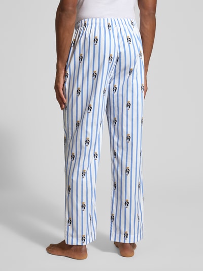 Männermodel trägt Comfort Fit Pyjama-Hose mit Polo-Bear-Muster Modell 'PJ PANT-SLEEP-BOTTOM' von Polo Ralph Lauren Underwear, blau-weiß gestreift mit elastischem Bund, Allover-Muster, reine Baumwolle, Ganzkörperansicht Rückansicht.