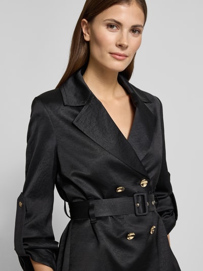 Frauenmodel trägt Blazer mit Reverskragen von Marc Cain aus Acetat-Mix, taillierter Schnitt, Taillengürtel, Knopfverschluss, Nahaufnahme Oberkörper