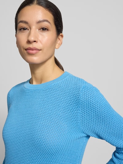 Kobiece modelka nosi Strickpullover mit gerippten Abschlüssen Modell 'dalo' od Vila, czysta bawełna, krój slim fit, okrągły dekolt, tekstura dzianiny w kolorze niebieskim, długość tyłu 60 cm, długość rękawa 68 cm, zbliżenie na górną część ciała