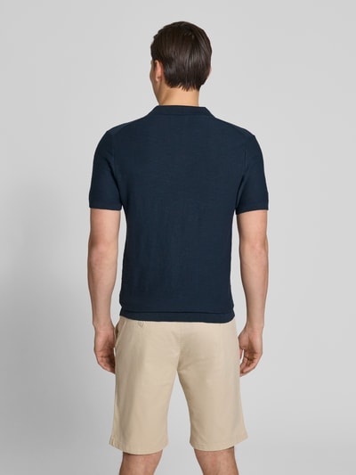 Męski model nosi Regular Fit Poloshirt aus reiner Baumwolle od s.Oliver RED LABEL, kolor granatowy, krótki rękaw, bawełna, widok całej sylwetki z tyłu