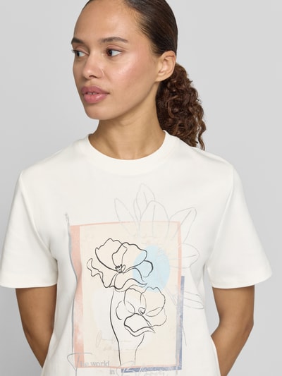 Vrouwenmodel draagt T-shirt met ronde hals en motiefprint van Christian Berg Woman, puur katoen, regular fit, ruglengte maat S 55 cm, Nahaufnahme Oberkörper.