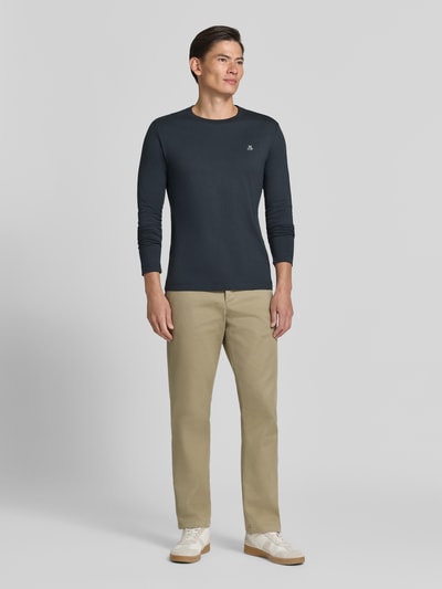 Männermodel trägt Shaped Fit Langarmshirt aus reiner Baumwolle von Marc O'Polo in Dunkelblau, Ganzkörperansicht von vorne. Herren Langarmshirt von Marc O'Polo.