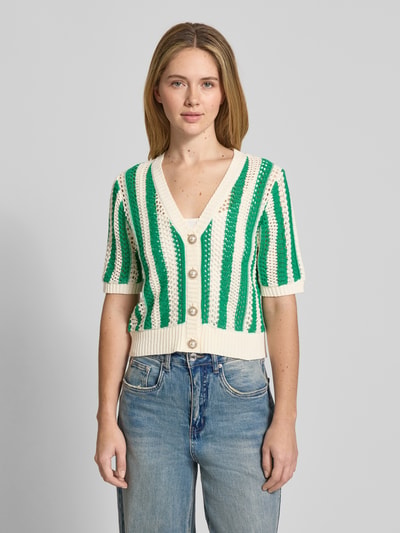 Frauenmodel trägt Cropped Cardigan mit Lochmuster Modell 'Siva' von Lollys Laundry im Strick-Optik aus Baumwoll-Mix, Halbarm, durchgehende Knopfleiste, V-Ausschnitt, elastische Abschlüsse, Rückenlänge 51 cm, Ärmellänge 27 cm, gestreift in Grün und Creme, Ganzkörperansicht von vorne.