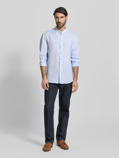 Männermodel trägt Regular Fit Freizeithemd im langärmeligen Design von Emporio Armani in Hellblau, Stehkragen, Ganzkörperansicht von vorne.