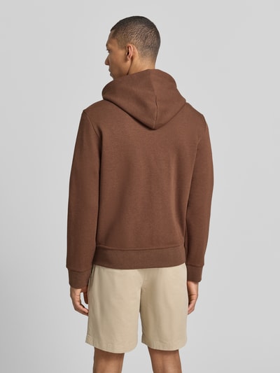Męski model nosi Regular Fit Sweatjacke aus Baumwoll-Mix od Polo Ralph Lauren, brązowa bluza z długim rękawem, gładka faktura, kaptur ze ściągaczem, ściągacze na rękawach i dole, tylna kieszeń, materiał sweat z bawełnianego miksu; Ganzkörperansicht Rückansicht.
