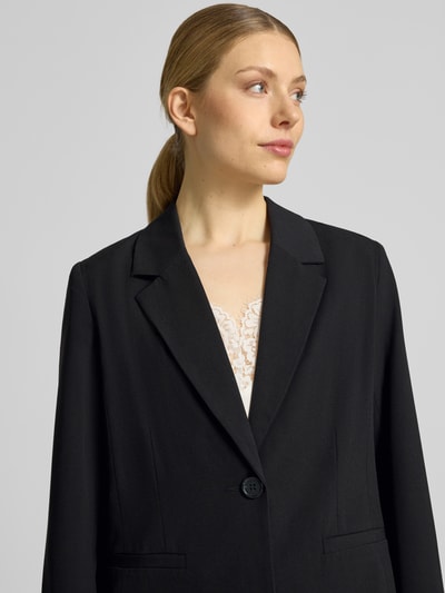 Frauenmodel trägt schwarzen Relaxed-Fit Blazer mit Reverskragen Modell 'Danta' von B.Young aus Material-Mix mit Viskose-Anteil, Nahaufnahme Oberkörper.