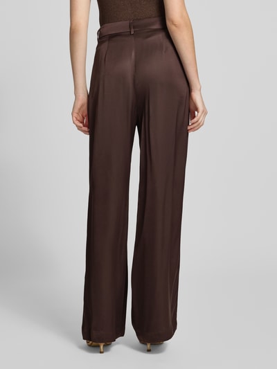 Frauenmodel trägt Wide Leg Hose aus Viskose von Jake*s Collection in Braun, fließender Stoff mit Drapierungen, Ganzkörperansicht Rückansicht.